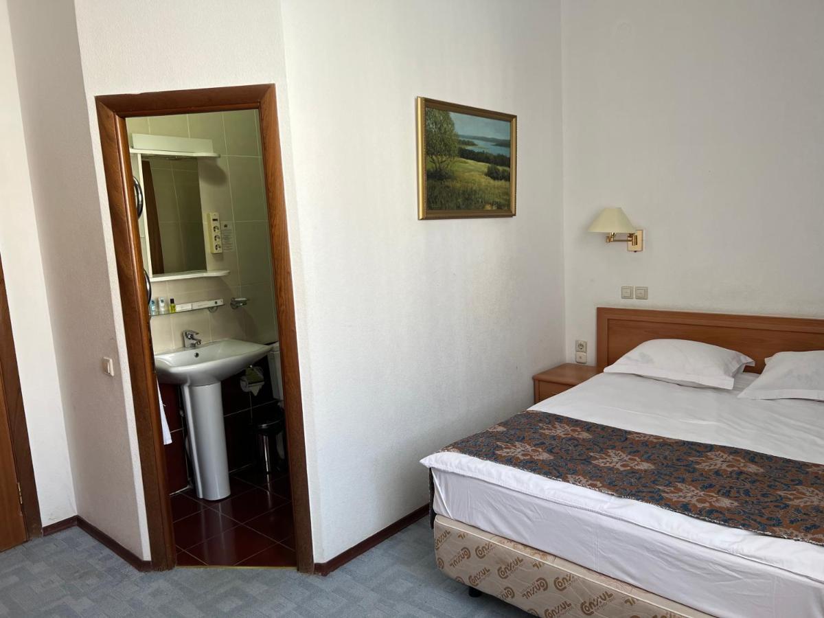 Green Hotel Atyraū Dış mekan fotoğraf