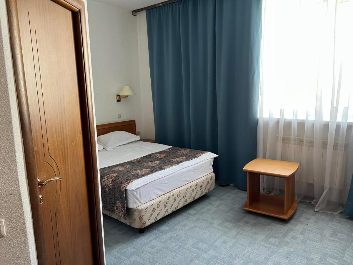 Green Hotel Atyraū Dış mekan fotoğraf