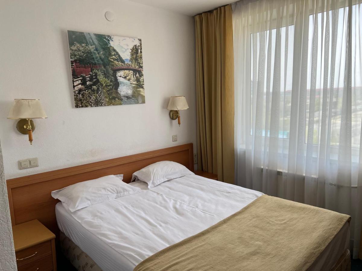 Green Hotel Atyraū Dış mekan fotoğraf