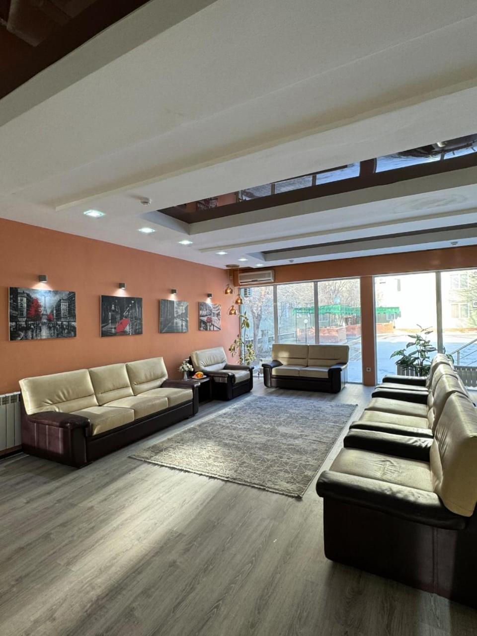 Green Hotel Atyraū Dış mekan fotoğraf