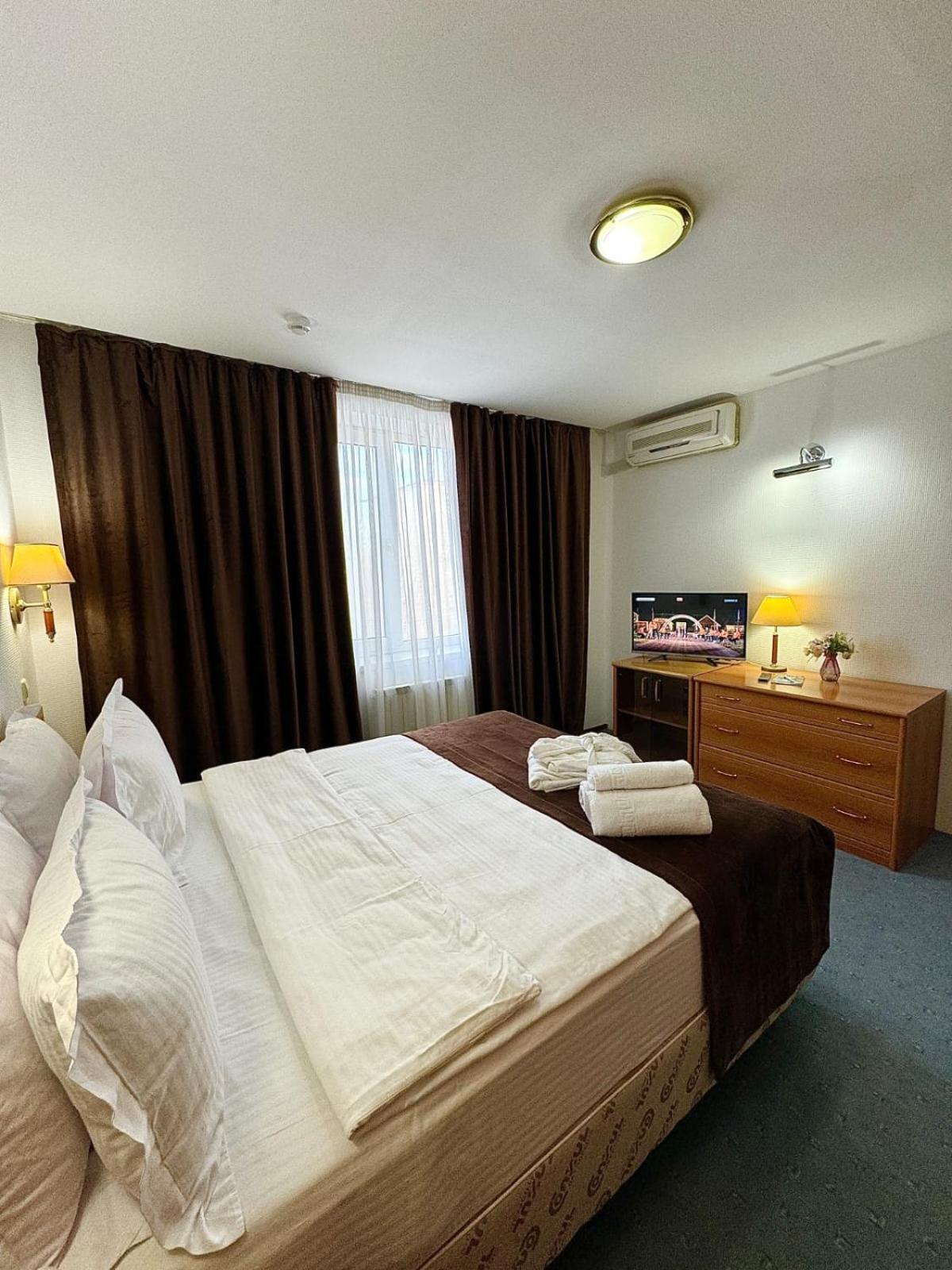 Green Hotel Atyraū Dış mekan fotoğraf