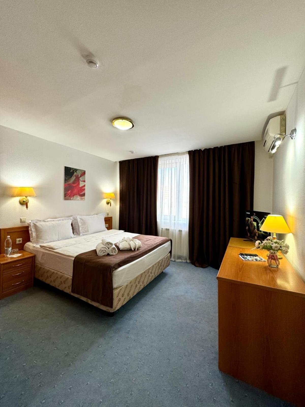 Green Hotel Atyraū Dış mekan fotoğraf